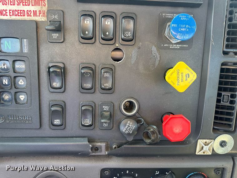 image for item EN4561 2014 Freightliner M2 semi truck