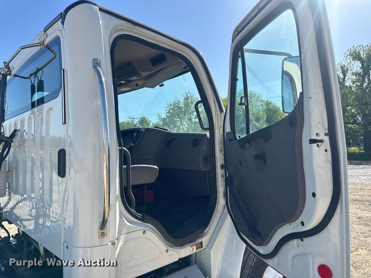 image for item EN4561 2014 Freightliner M2 semi truck