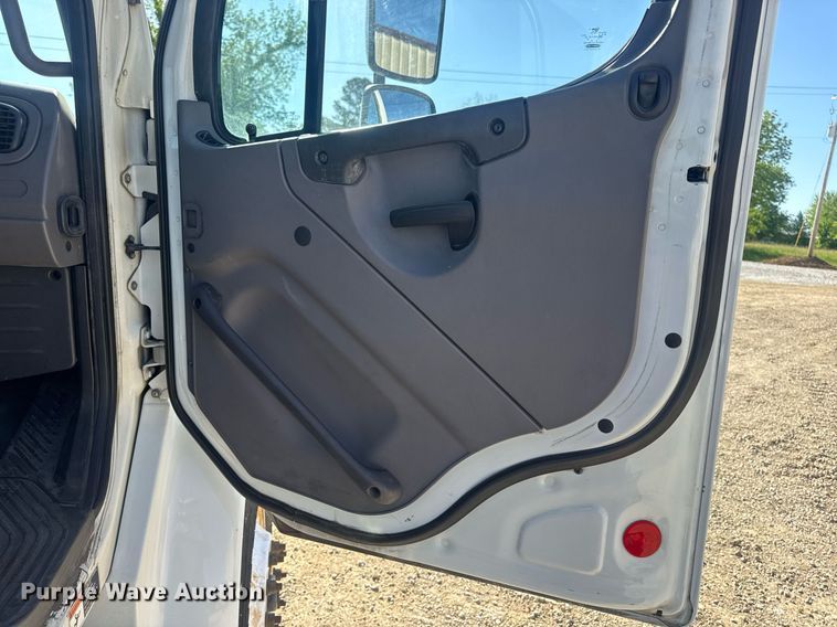 image for item EN4561 2014 Freightliner M2 semi truck