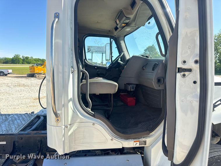 image for item EN4561 2014 Freightliner M2 semi truck