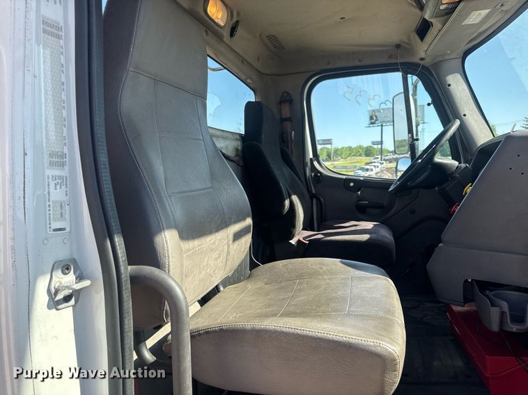 image for item EN4561 2014 Freightliner M2 semi truck