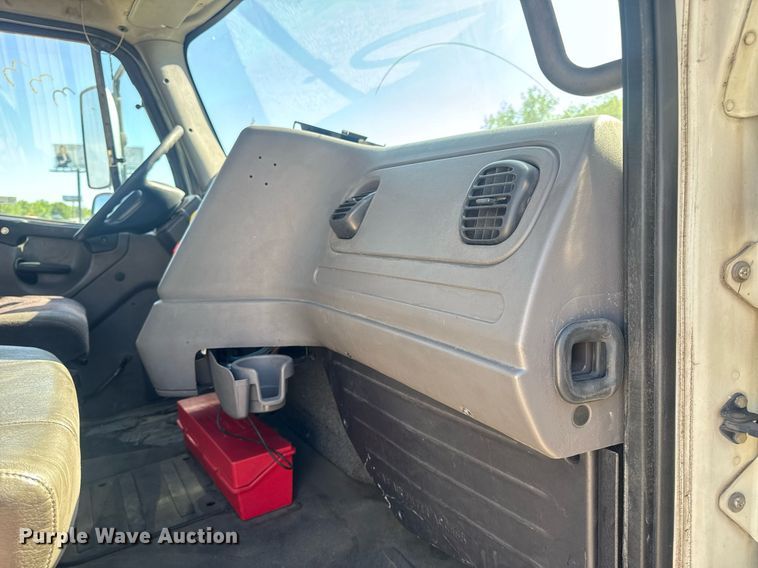 image for item EN4561 2014 Freightliner M2 semi truck