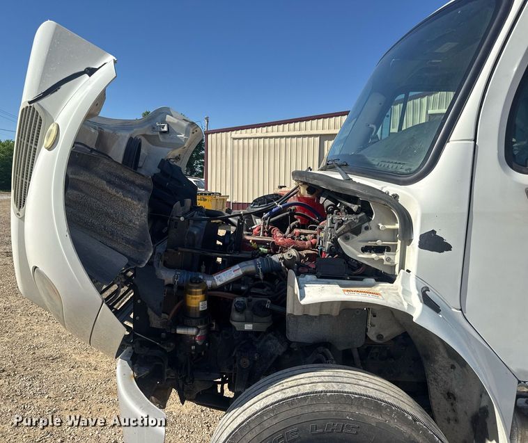 image for item EN4561 2014 Freightliner M2 semi truck