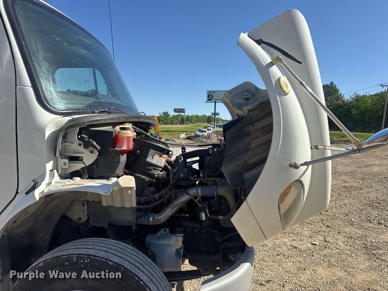 image for item EN4561 2014 Freightliner M2 semi truck