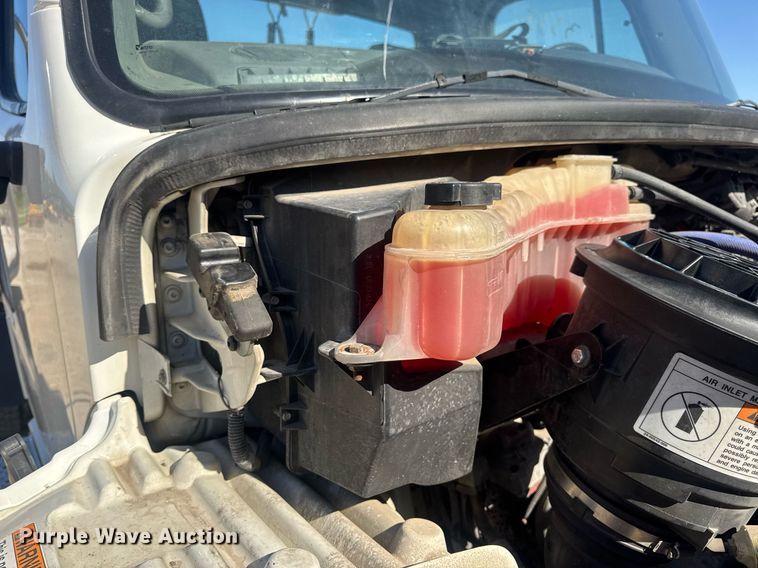 image for item EN4561 2014 Freightliner M2 semi truck