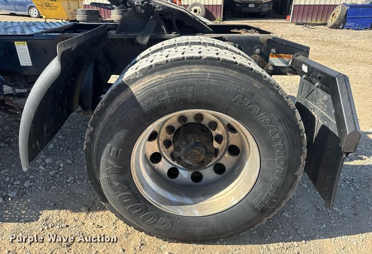 image for item EN4561 2014 Freightliner M2 semi truck