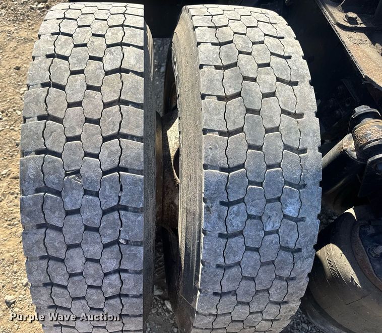 image for item EN4561 2014 Freightliner M2 semi truck