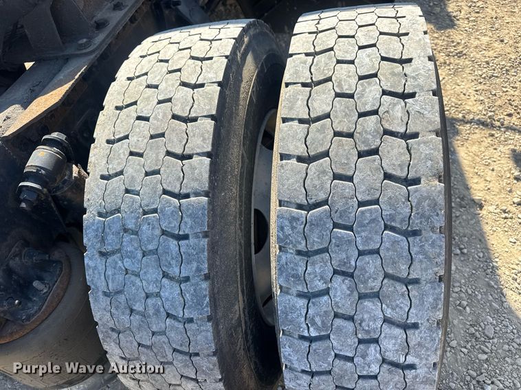 image for item EN4561 2014 Freightliner M2 semi truck