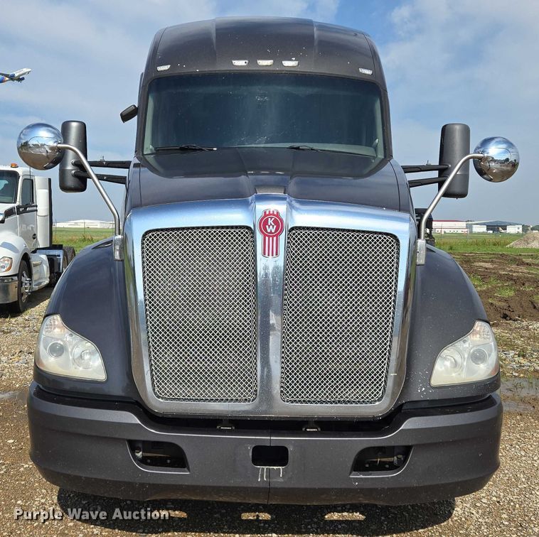 image for item EN8039 2014 Kenworth T680 semi truck
