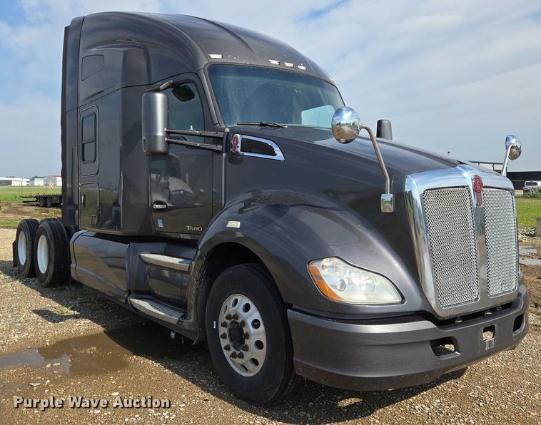 image for item EN8039 2014 Kenworth T680 semi truck