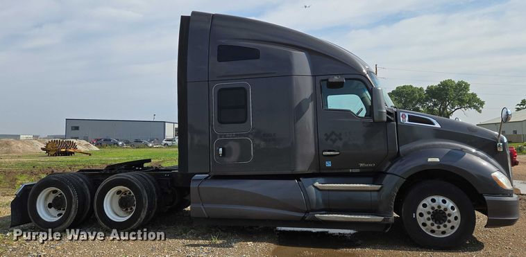 image for item EN8039 2014 Kenworth T680 semi truck