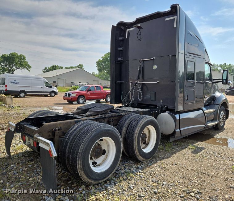 image for item EN8039 2014 Kenworth T680 semi truck