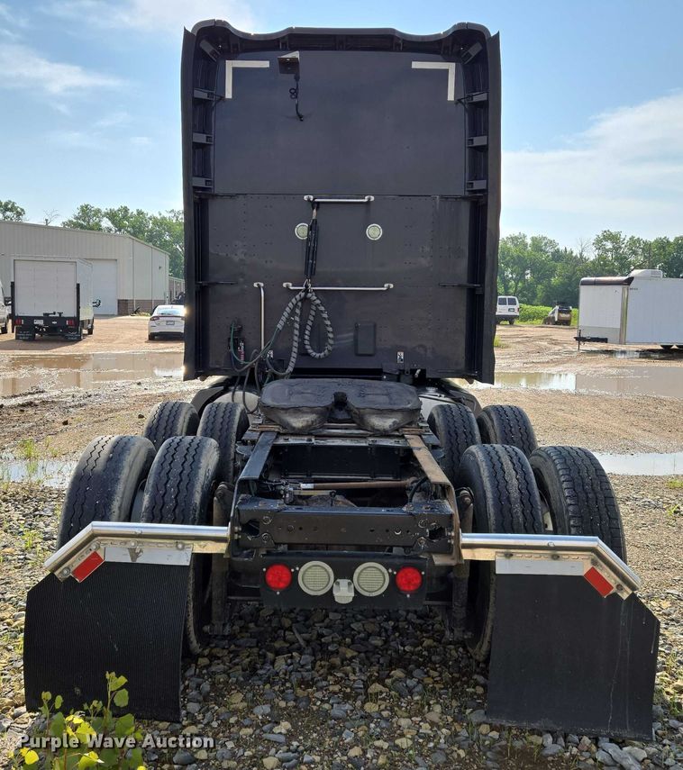 image for item EN8039 2014 Kenworth T680 semi truck