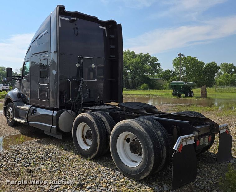 image for item EN8039 2014 Kenworth T680 semi truck