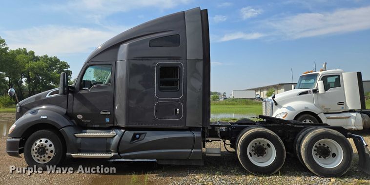 image for item EN8039 2014 Kenworth T680 semi truck