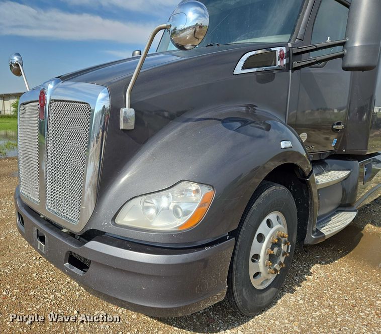 image for item EN8039 2014 Kenworth T680 semi truck