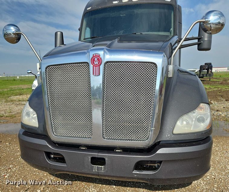 image for item EN8039 2014 Kenworth T680 semi truck