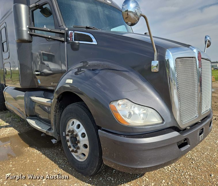 image for item EN8039 2014 Kenworth T680 semi truck