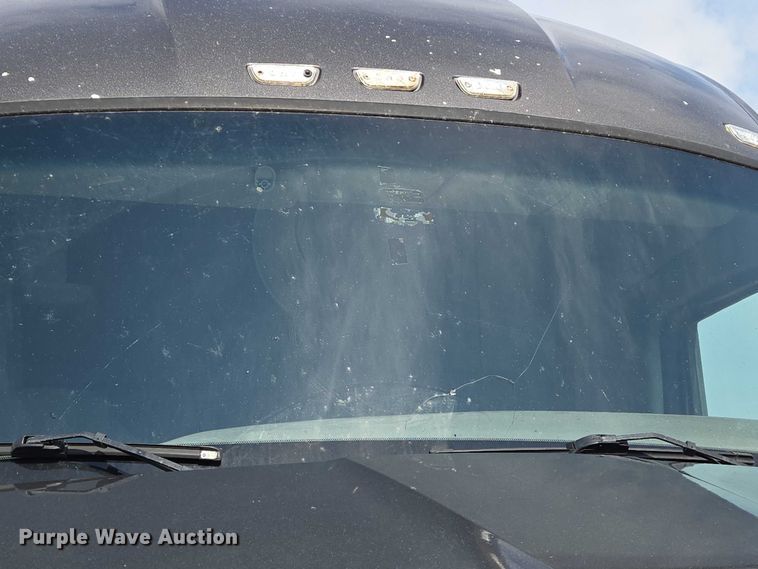 image for item EN8039 2014 Kenworth T680 semi truck