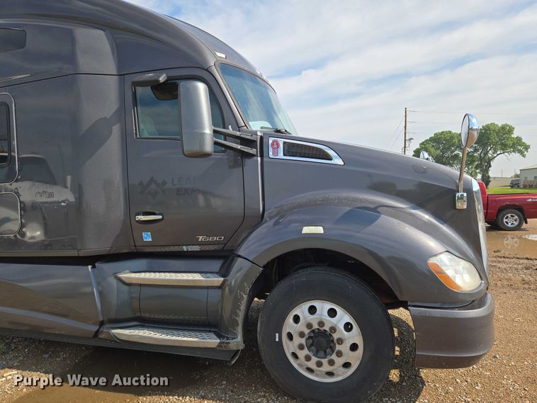 image for item EN8039 2014 Kenworth T680 semi truck