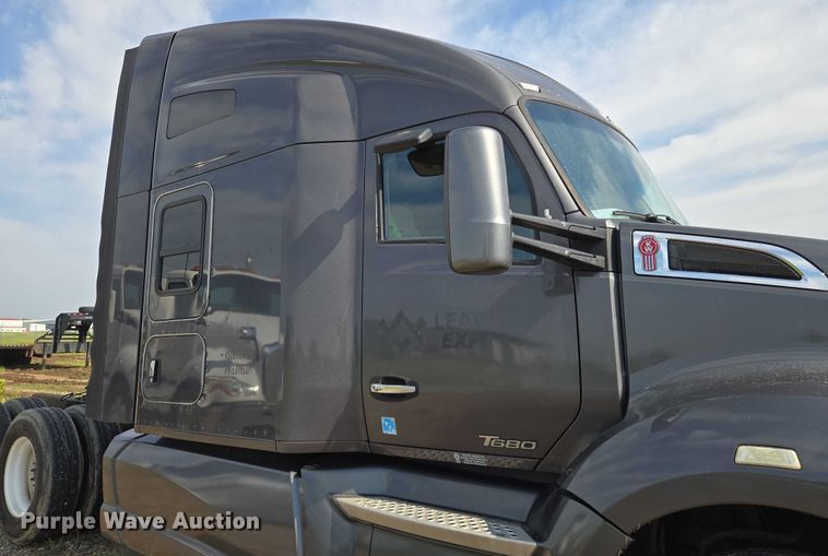 image for item EN8039 2014 Kenworth T680 semi truck
