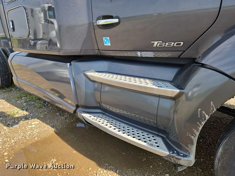 image for item EN8039 2014 Kenworth T680 semi truck