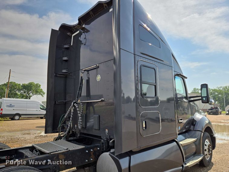 image for item EN8039 2014 Kenworth T680 semi truck