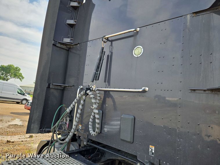 image for item EN8039 2014 Kenworth T680 semi truck