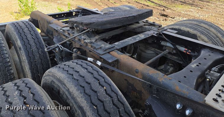 image for item EN8039 2014 Kenworth T680 semi truck