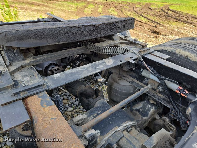 image for item EN8039 2014 Kenworth T680 semi truck