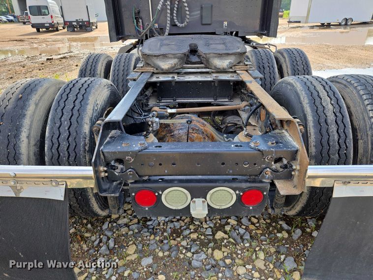 image for item EN8039 2014 Kenworth T680 semi truck