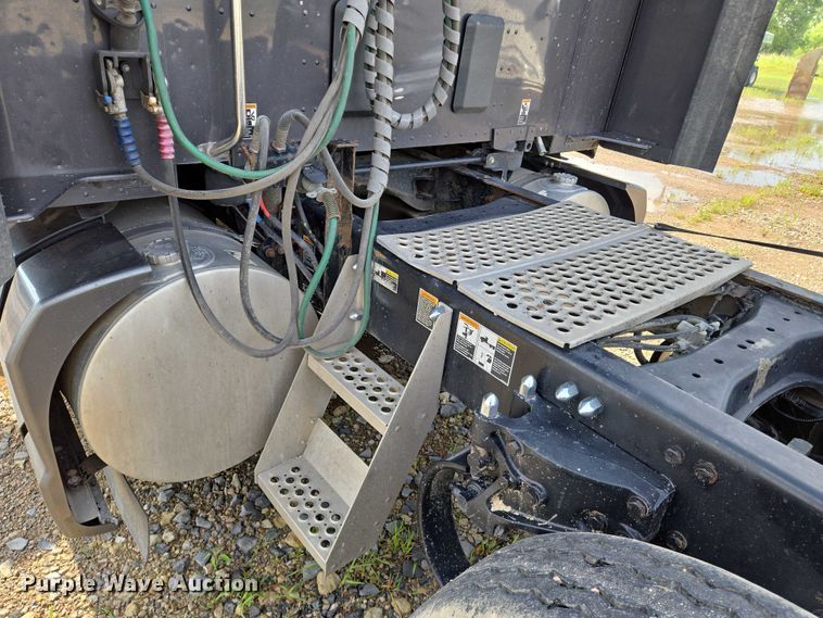 image for item EN8039 2014 Kenworth T680 semi truck