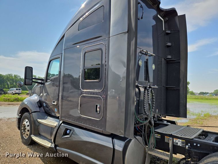 image for item EN8039 2014 Kenworth T680 semi truck