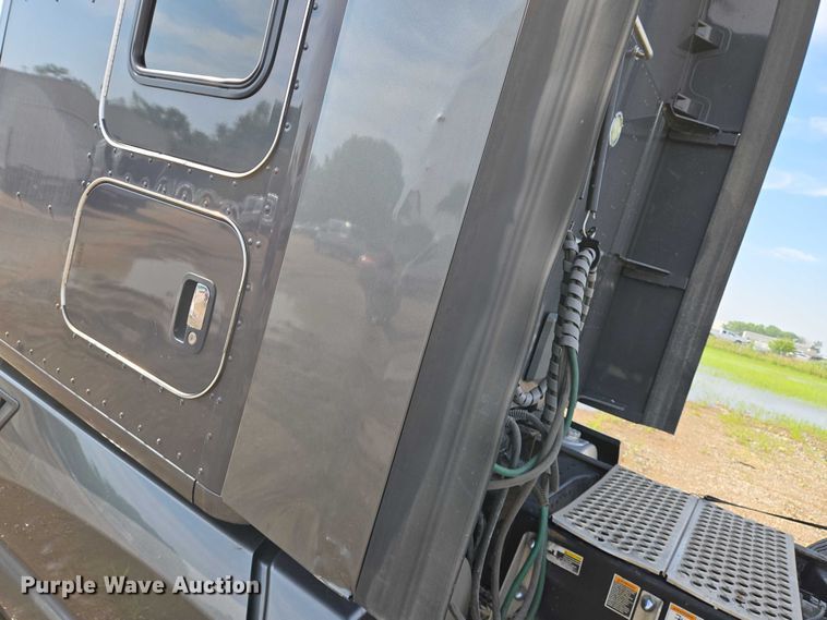 image for item EN8039 2014 Kenworth T680 semi truck