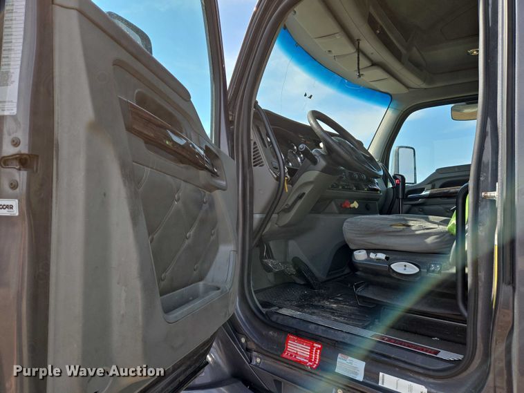 image for item EN8039 2014 Kenworth T680 semi truck