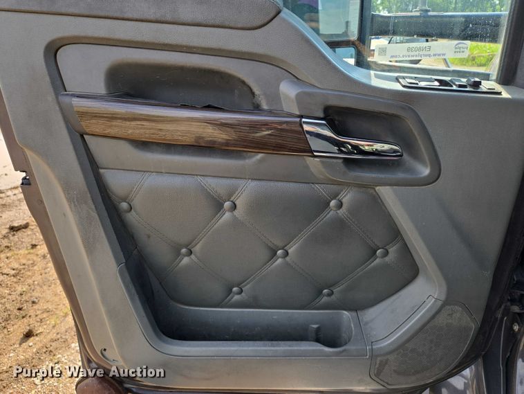 image for item EN8039 2014 Kenworth T680 semi truck