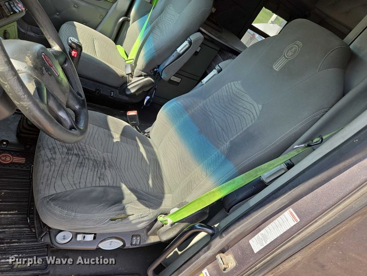 image for item EN8039 2014 Kenworth T680 semi truck