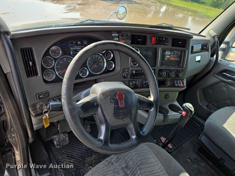 image for item EN8039 2014 Kenworth T680 semi truck