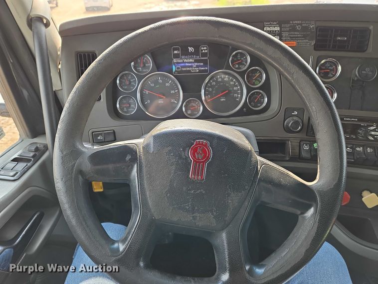 image for item EN8039 2014 Kenworth T680 semi truck