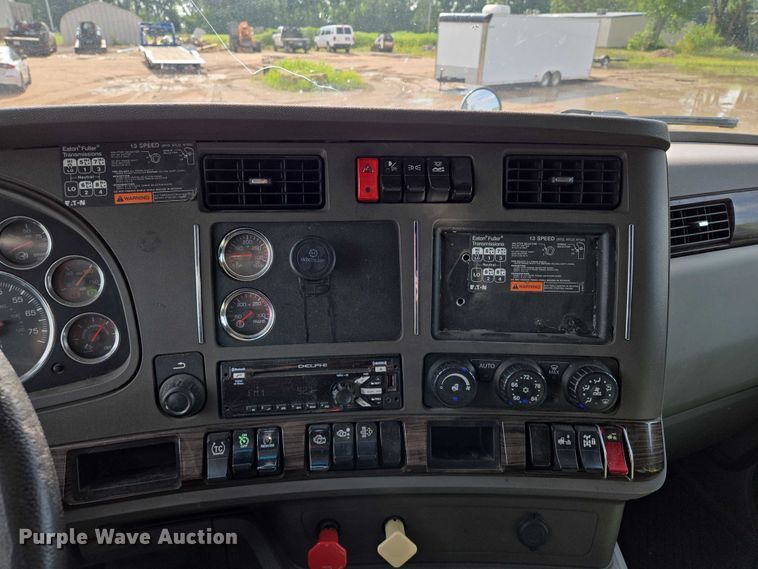 image for item EN8039 2014 Kenworth T680 semi truck