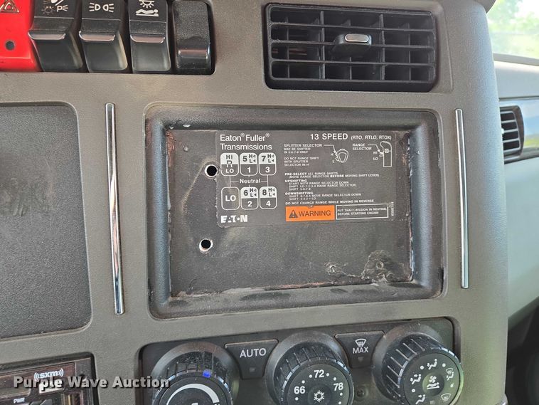 image for item EN8039 2014 Kenworth T680 semi truck