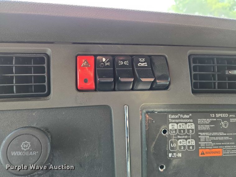 image for item EN8039 2014 Kenworth T680 semi truck