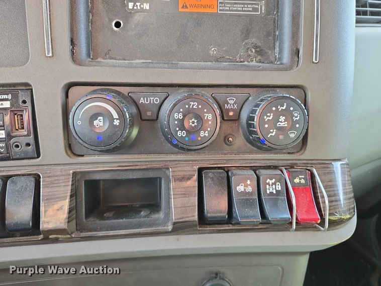 image for item EN8039 2014 Kenworth T680 semi truck