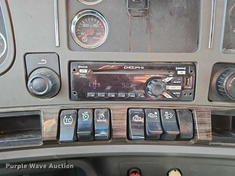 image for item EN8039 2014 Kenworth T680 semi truck