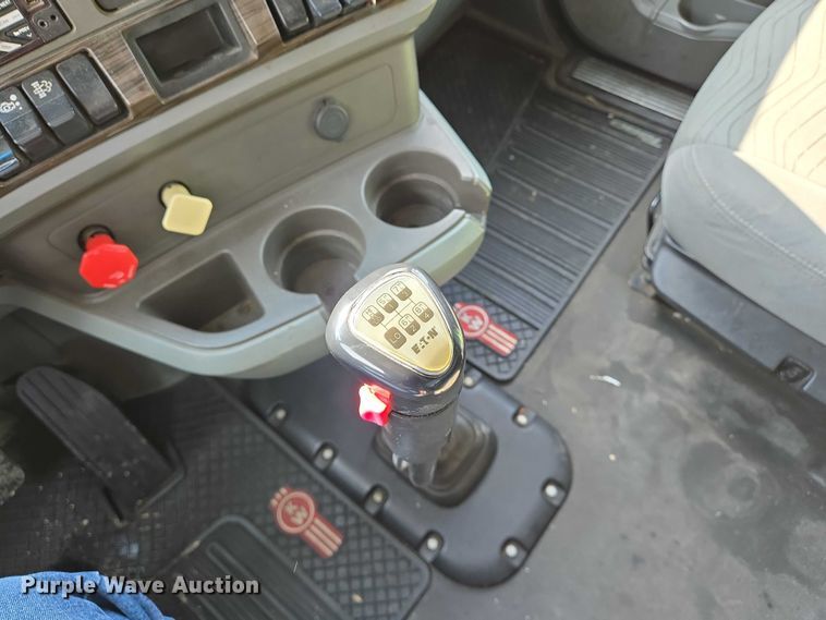 image for item EN8039 2014 Kenworth T680 semi truck