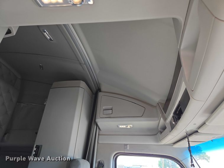 image for item EN8039 2014 Kenworth T680 semi truck