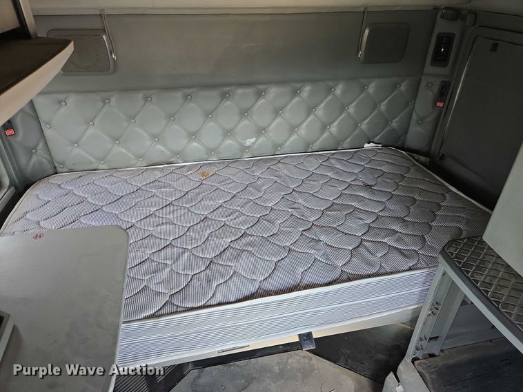 image for item EN8039 2014 Kenworth T680 semi truck