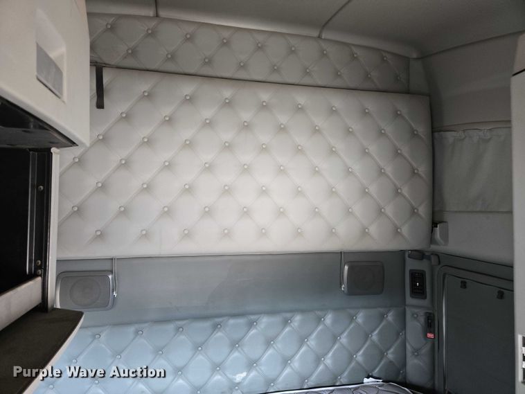 image for item EN8039 2014 Kenworth T680 semi truck