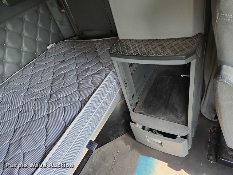 image for item EN8039 2014 Kenworth T680 semi truck