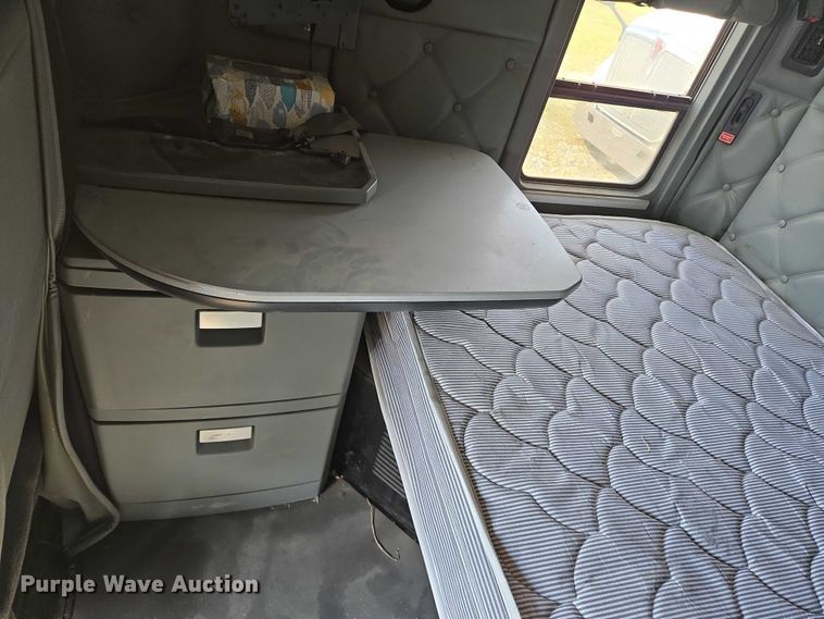 image for item EN8039 2014 Kenworth T680 semi truck